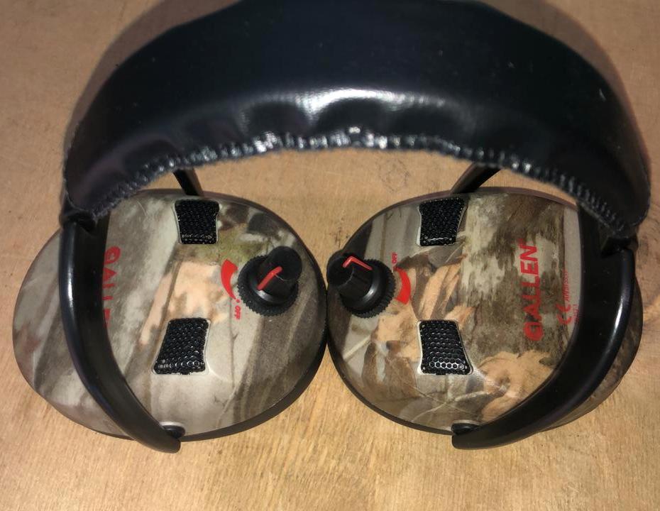 Наушники  AXION активные (25дб, АААх2, кам.)